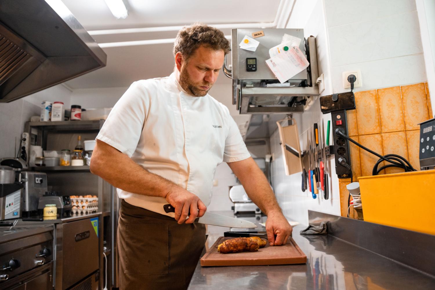 Aleš Kristan, chef kmetije Pr' Končovc, bo decembra pripravil praznične jedilnike, prežete z lokalnimi sestavinami. Foto: Nejc Vurnik za Visit Kranj