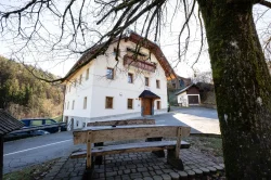 V Okrepčevalnici na Razpokah vam vrata odprejo, samo če se naročite. Takrat vam Bernarda Rihtaršič pripravi domače dobrote.