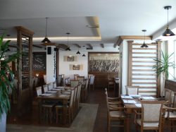 V Pizzeriji 488˚ pečejo pice v napolitanskem stilu. Testo, ki fermentira 48 ur, pripravijo z drožmi. Imajo tudi druge jedi ter sladice.