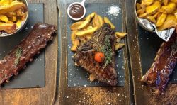 V Restavraciji Stara Pravda imajo širok nabor zorjenih steakov. Najboljši zrezki v Kranju po mnenju spletnega vodiča Restaurant Guru.